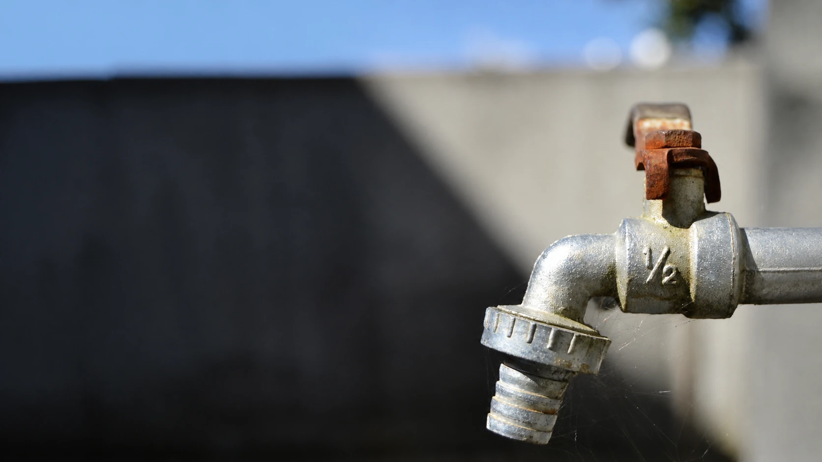 Outdoor water tap with a standard hose connection